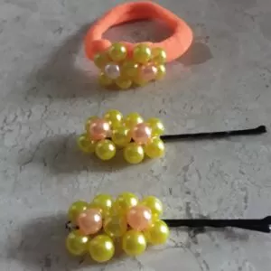 Par de grampos e elástico
