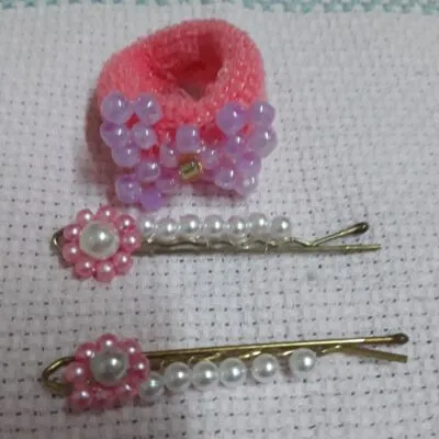 Par de grampos e elástico