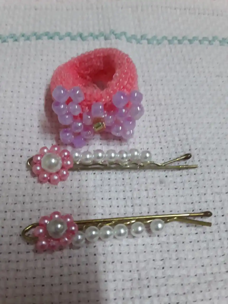 Par de grampos e elástico